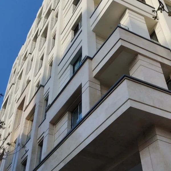 ساختمانی با معماری کلاسیک و سنگ نمای تراورتن دره‌بخاری