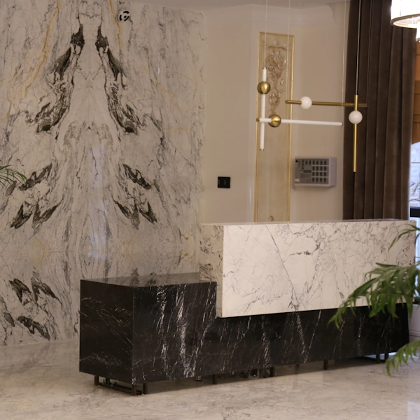 طراحی کانترتاپ با سنگ مرمریت نجف‌آباد و دیوار اسلب پرشین اسکاتو قرینه