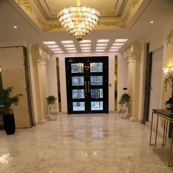 ترکیب سنگ مرمریت نجف‌آباد و کریستال پرشین اسکاتو در طراحی داخلی لابی مدرن