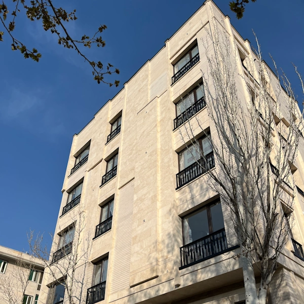 استفاده از معماری کلاسیک در طراحی نما با اسفاده از سنگ تراورتن سفید کرم