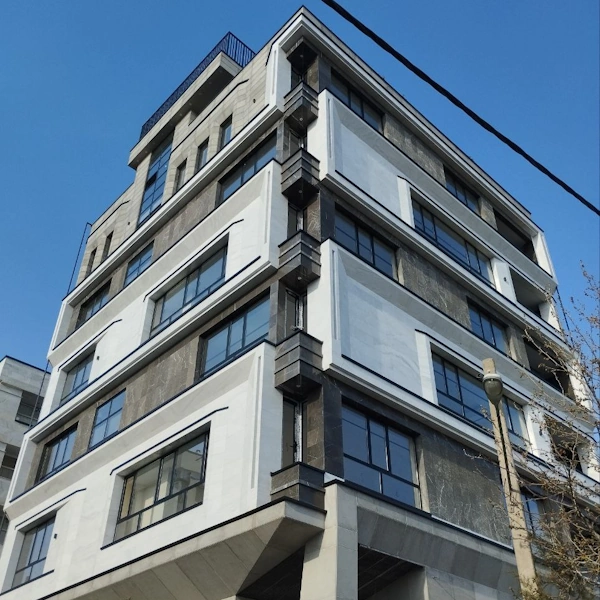 ساختمانی با طراحی بیرونی نماهای سنگی اصلی لاشاطور نی ریز