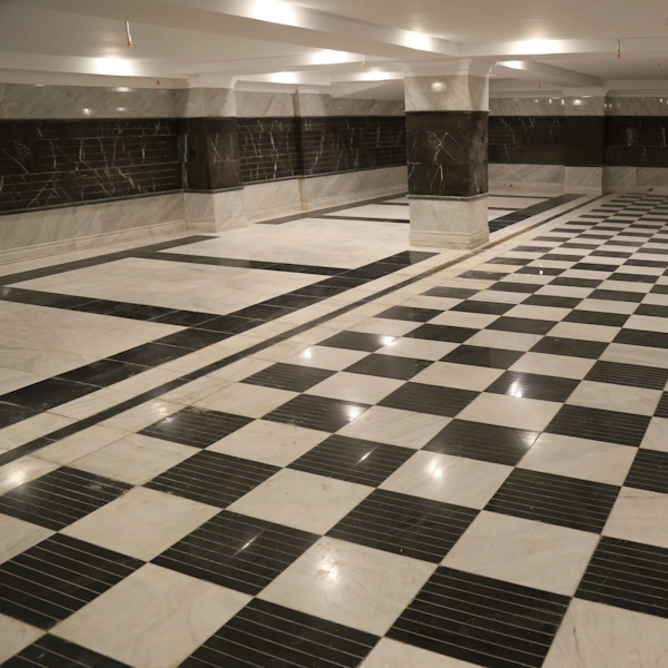 پارکینگ با کف سنگی چینی نیریز و گرانیت مشکی نطنز و دیوارهای مرمریت لاشتر - سنگ المان