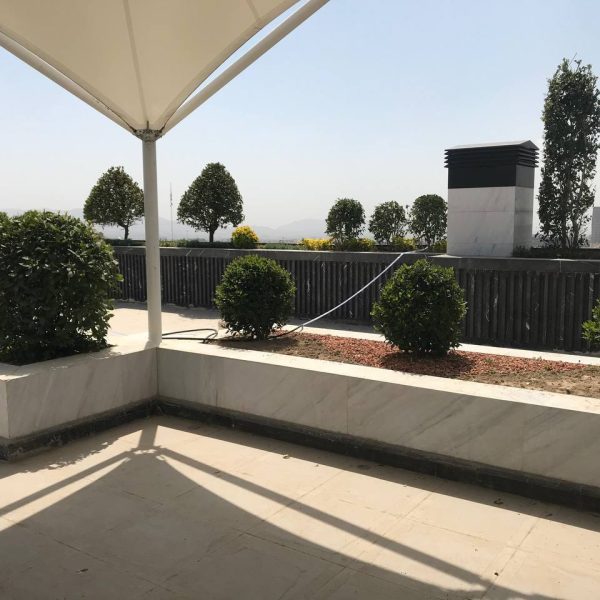 رکیب سنگ مرمریت لاشتر و کریستال چینی نی‌ریز در محوطه‌سازی مدرن