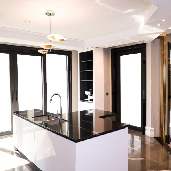 سنگ مرمر مشکی صیقلی به عنوان جزیره آشپزخانه در یک پروژه ساختمانی مدرن