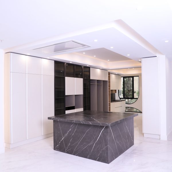 نمایی از میز سنگ مرمر سیاه در یک پروژه ساختمانی