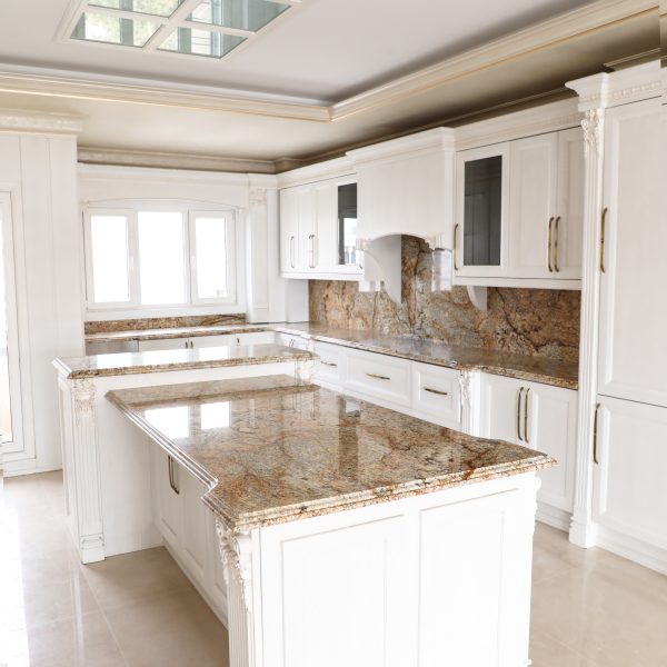 کانترتاپ آشپزخانه با سنگ گرانیت تایباد در یک پروژه ساختمانی