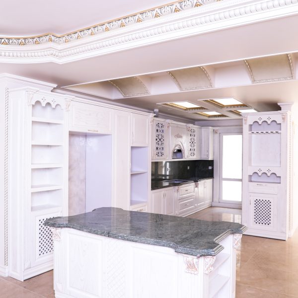 نمایی از یک کانترتاپ با سنگ گرانیت سبز در یک پروژه ساختمانی