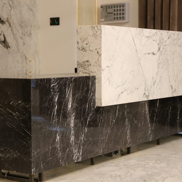 نمای کانتر با ترکیب سنگ اسکاتو پرشین و سنگ مرمر لاشتر در پروژه ساختمانی برند در تهران