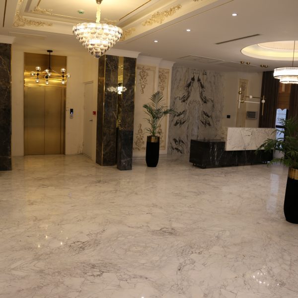 دکوراسیون داخلی با کانترتاپ مرمریت نجف‌آباد و دیوار پرشین اسکاتو بوک‌مچ