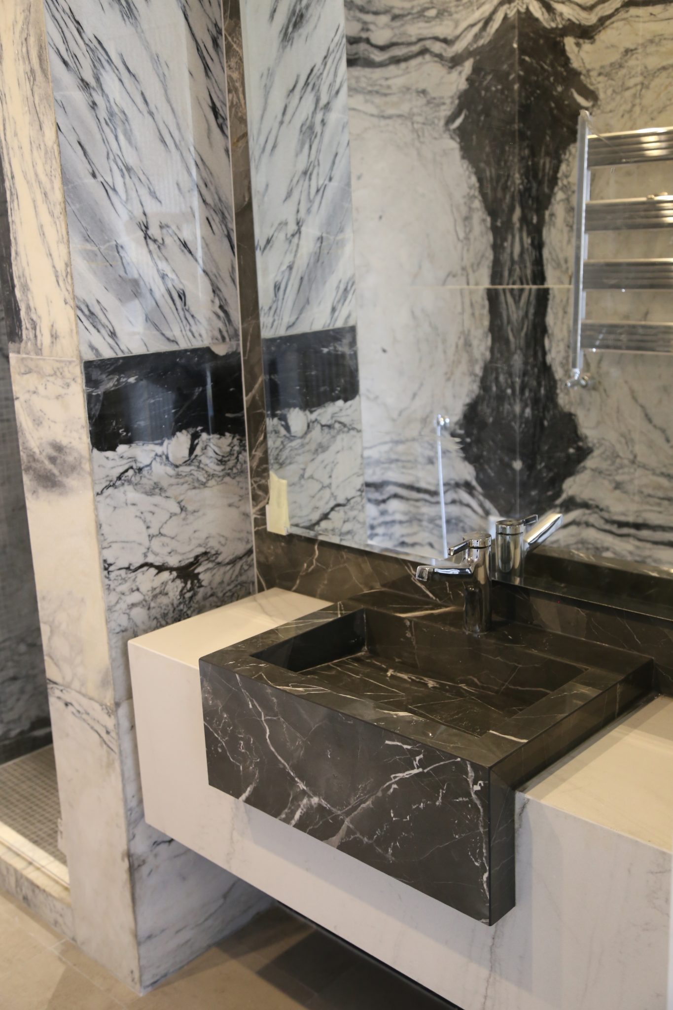 تلفیق سنگ مرمریت لاشتر و اسلب چینی پرشین اسکاتو برای طراحی لوکس و مدرن فضاهای داخلی