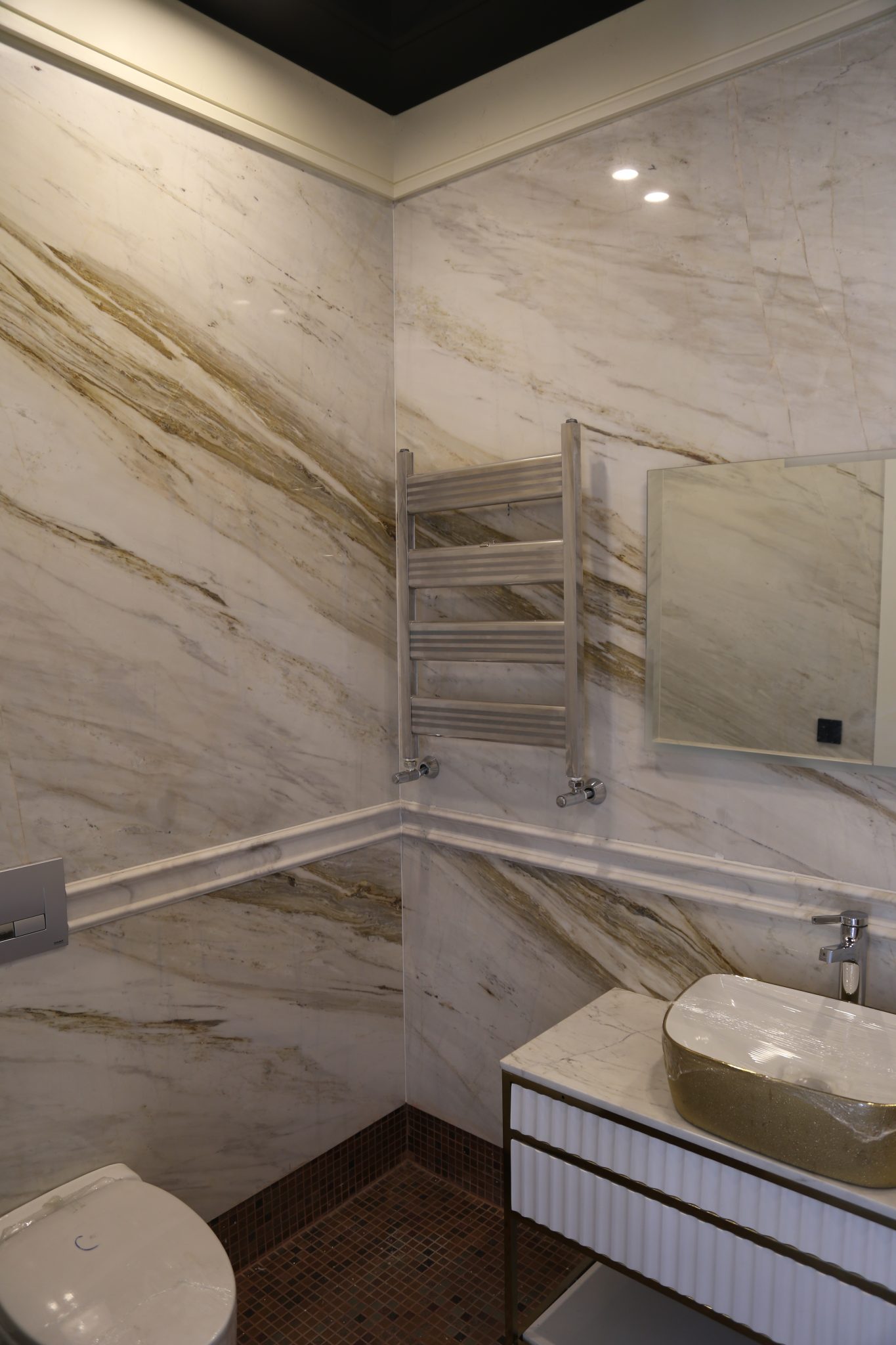 دیوار دستشویی با پوشش سنگ چینی قروه برای طراحی مدرن و زیبا