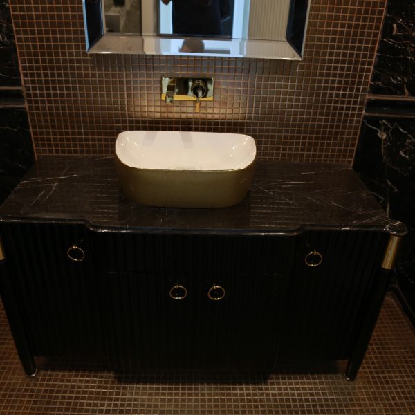 پوشش دیوار سرویس بهداشتی با سنگ مرمریت نجف آباد برای طراحی