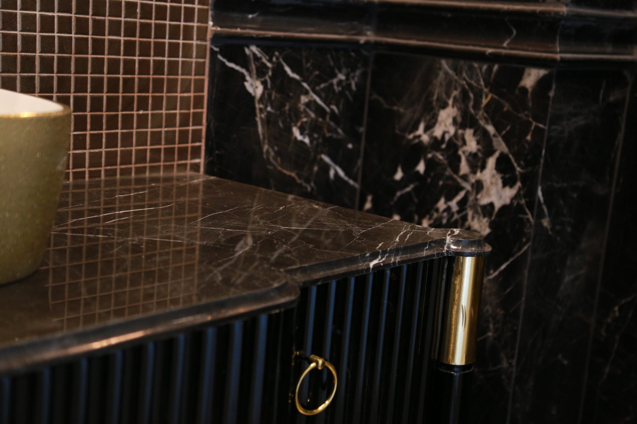 استفاده از سنگ مرمریت نجف آباد در طراحی دیوار دستشویی و روشویی برای ایجاد ظاهری لوکس و شیک