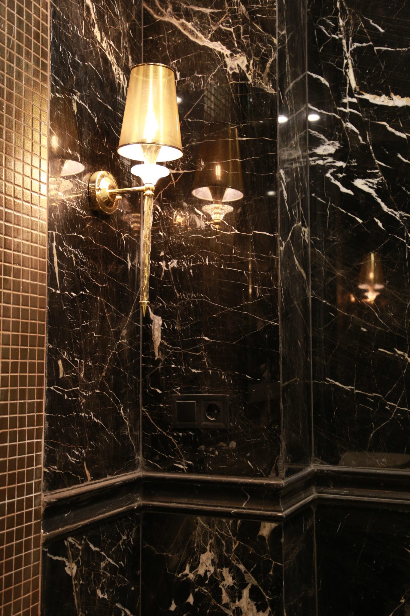 سنگ مرمریت نجف آباد با رنگ مشکی و خطوط سفید به عنوان مصالح اصلی دیوارپوش