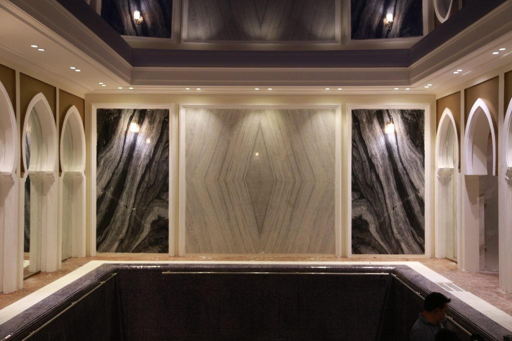 استفاده از سنگ اسلب مرمریت پاندا و چینی نیریز در طراحی استخر یک پروژه لوکس در تهران