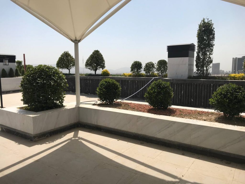 روف گاردنی مجلل با سنگ سفید و مشکی