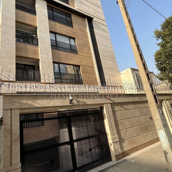 ساختمانی با نمایی از سنگ تراورتن شکلاتی کاشان