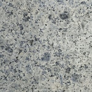 نمایی از سطح سنگ گرانیت خرمدره با رنگ‌بندی خاص طوسی آبی