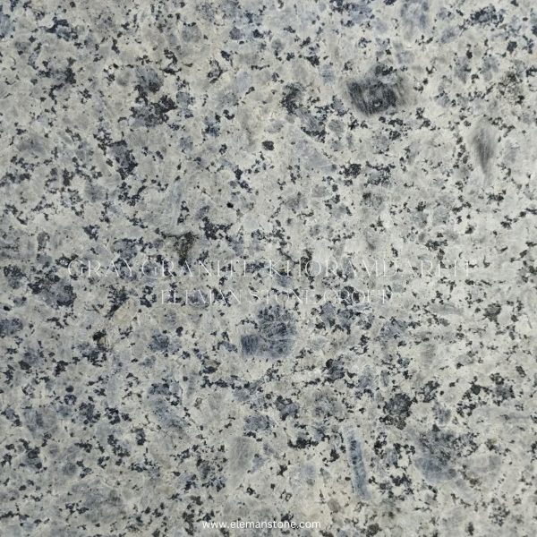 نمایی از سطح سنگ گرانیت خرمدره با رنگ‌بندی خاص طوسی آبی