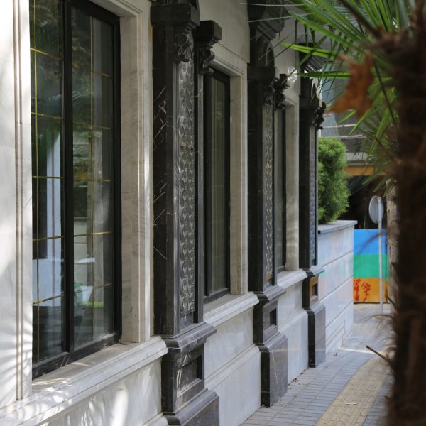 تصویری از نمای یک ساختمان لوکس که از سنگ های مشکی و سفید در آن استفاده شده