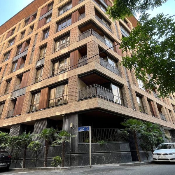 سنگ نما در یک پروژه معماری در شهر تهران