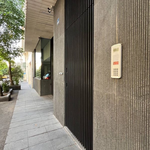 نمای خارجی پروژه پوشانده شده با سنگ گرانیت مشکی با فرآوری پرداخت شیار خورده -گروه سنگ المان