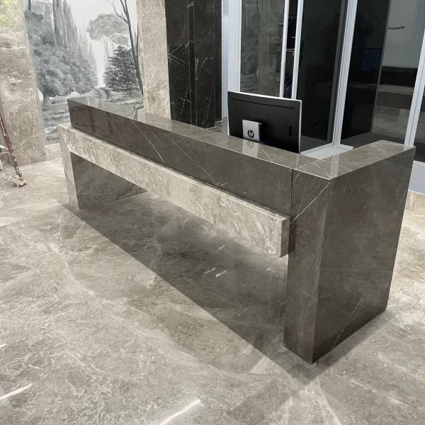 نمایی از یک کانترتاپ مدرن با سنگ طوسی و مشکی مرغوب