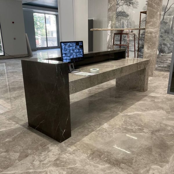 نمایی از یک کانترتاپ مدرن با سنگ طوسی و مشکی مرغوب