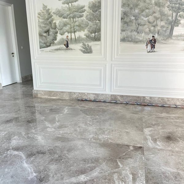 پوشش سنگ کف یک واحد آپارتمان لوکس از جنس سنگ طبیعی طوسی رنگ به نام پرشین سیلک