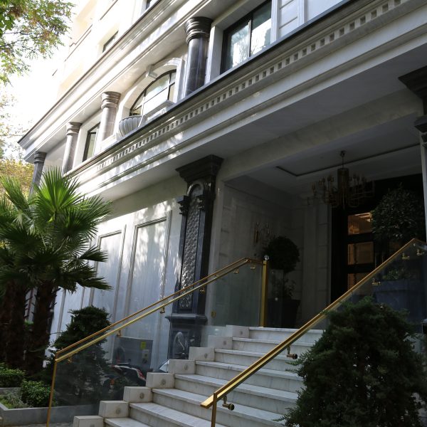 تصویری از نمای یک ساختمان لوکس که از سنگ های مشکی و سفید در آن استفاده شده - گروه سنگ المان