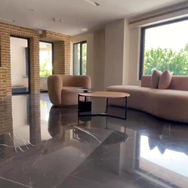 نمای لابی پروژه لوکس با سنگ مرمر مشکی لاشتر و گرانیت فیروزه ای سبز مشهد - سنگ المان