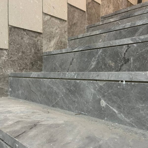 نمایی از راه پله با پوشش سنگ مرمریت سیلور اسکای ایرانی