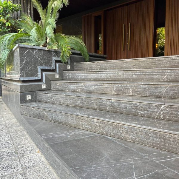 ورودی اصلی ساختمانی که پله های آن با مرمریت لاشتر پوشانیده شده