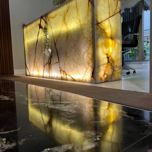 یک کانترتاپ لاکچری ازسنگ مرمر یا همان اونیکس با رنگ کرم روشن