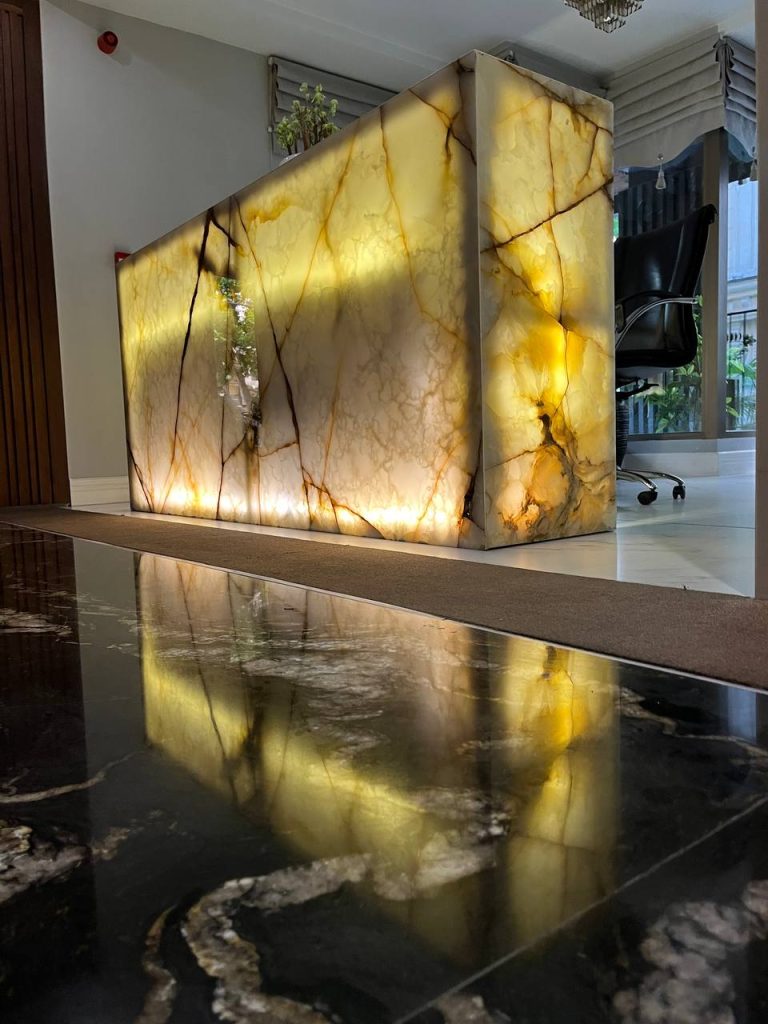 یک کانترتاپ لاکچری ازسنگ مرمر یا همان اونیکس با رنگ کرم روشن