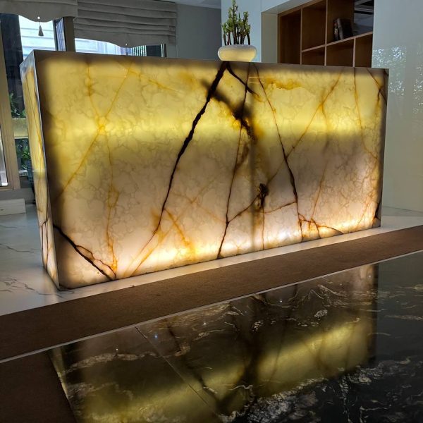 یک کانترتاپ لاکچری ازسنگ مرمر یا همان اونیکس با رنگ کرم روشن