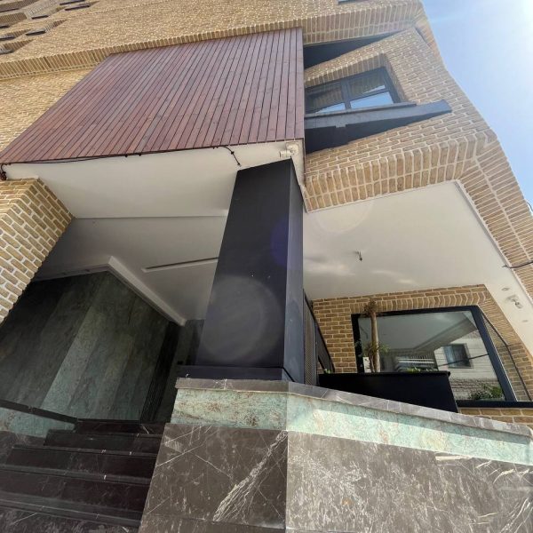 استفاده از سنگ گرانیت سبز بیرجند و سنگ مشکی به عنوان راه‌پله اصلی