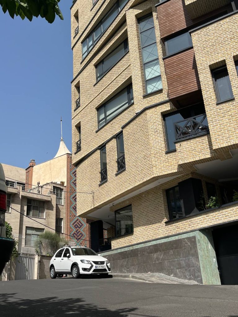 یک ساختمان با طراحی نمای خارجی به سبک سنتی ایرانی