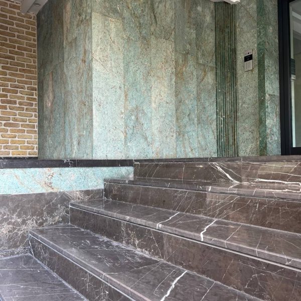 تصویری از ترکیب دو سنگ ساختمانی طبیعی برای پوشاندن نمای بیرونی ساختمان با ترکیبی از گرانیت سبز و مرمر سیاه.