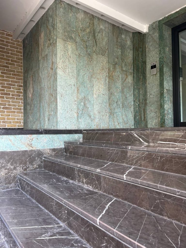 تصویری از ترکیب دو سنگ ساختمانی طبیعی برای پوشاندن نمای بیرونی ساختمان با ترکیبی از گرانیت سبز و مرمر سیاه.