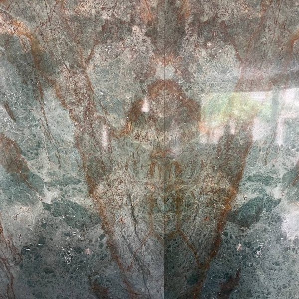 با استفاده از صفحات گرانیت سبز که در کنار هم قرار گرفته اند، سطح واقعی داخل سنگ ها را آشکار می کند.