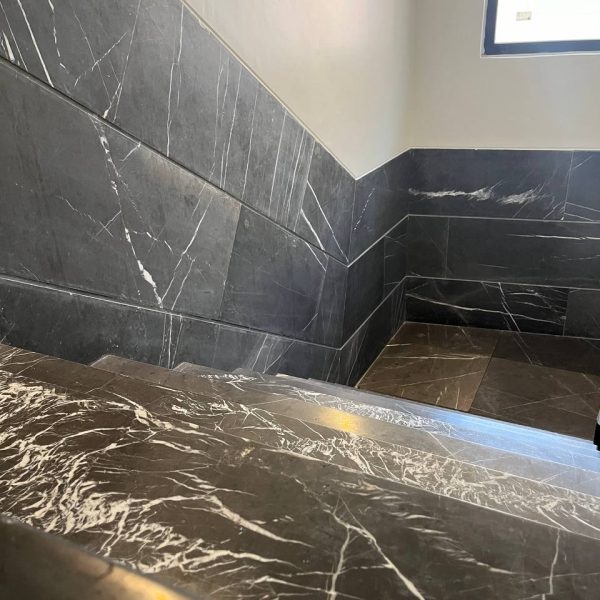 استفاده از سنگ ساختمانی با زمینه مشکی و رگه های سفید در طراحی راه پله