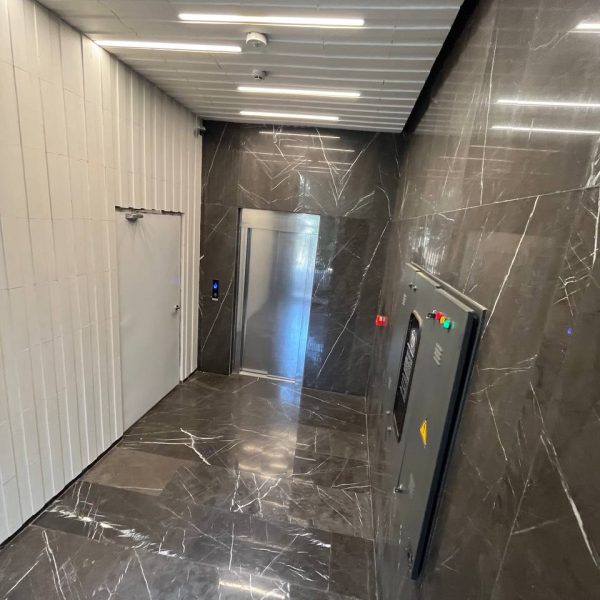 استفاده از سنگ مرمریت ایرانی لاشتر در پوشش لابی یک پروژه ساختمانی