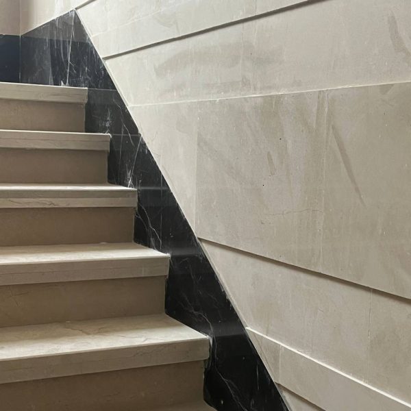استفاده از سنگ مرمیت هرسین با رنگ کرم برای راه‌پله