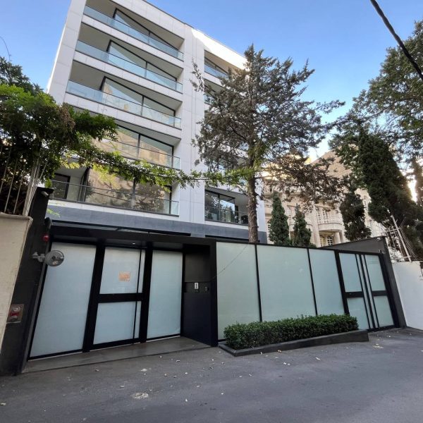 نمایی از یک معماری مینیمال و مدرن با استفاده از سنگ های گرانیت سفید و مشکی نطنز با فرآوری چرمی شده