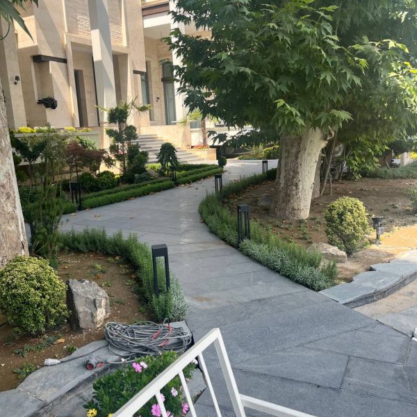 محوطه سازی زیبا با پوشش سنگفرش هایی از جنس گرانیت نطنز مشکی با فرآوری سندبلاست