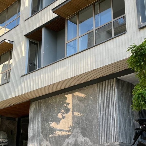 طراحی نمای بیرونی ساختمانی با سنگ مرمر طوسی سیلور اسکای