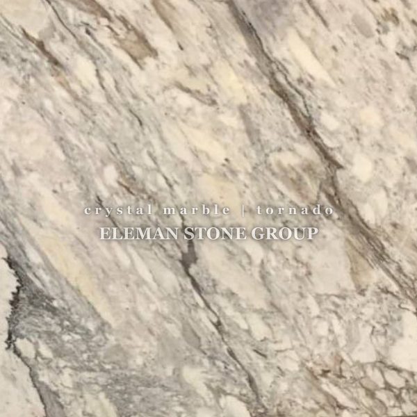 سنگ مرمریت تورنادو با رگه قهوه‌ای و طلایی در میان پس‌زمینه کرم رنگ