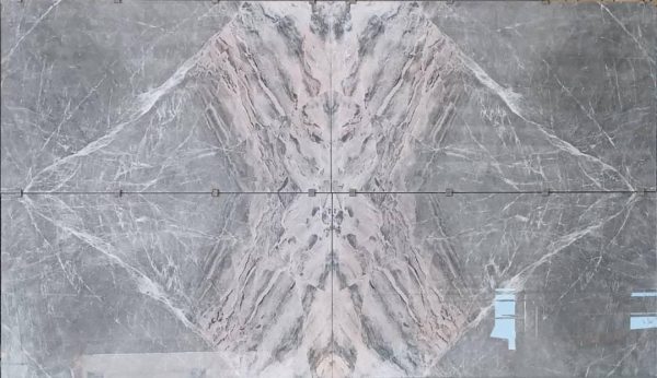 سنگ مرمریت زیبای ایرانی به نام سیلور اسکای با زمینه خاکستری و رگه سفید به صورت قرینه