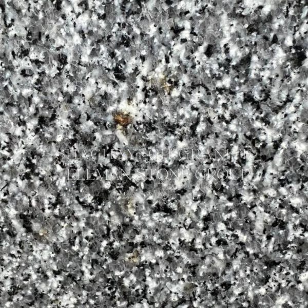 گرانیت شقایق یک سنگ ایرانی با تم رنگی تیره و دانه های تیره و شفاف